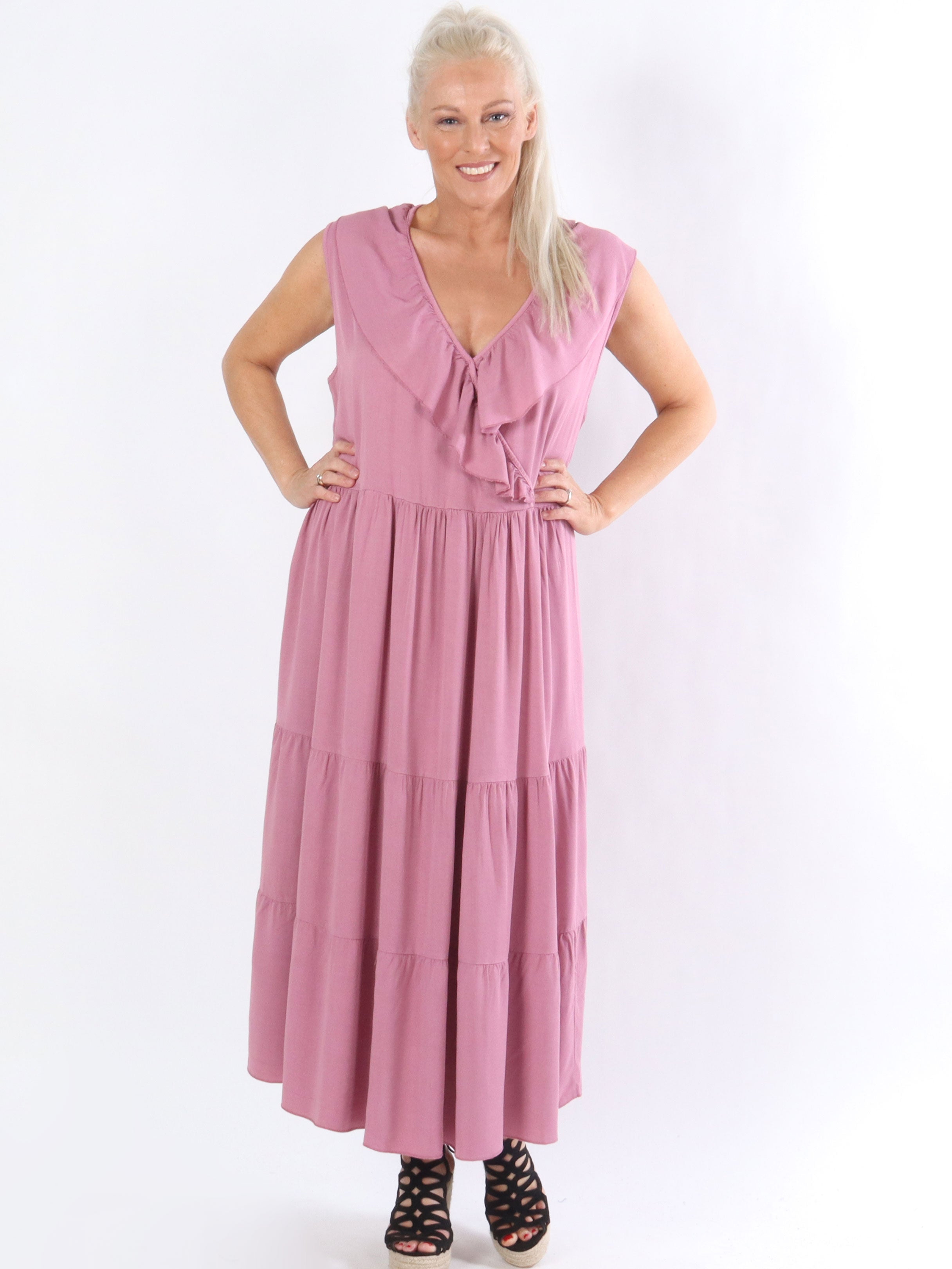 Fernanda - Kjole med flæsekant ved udskæringen